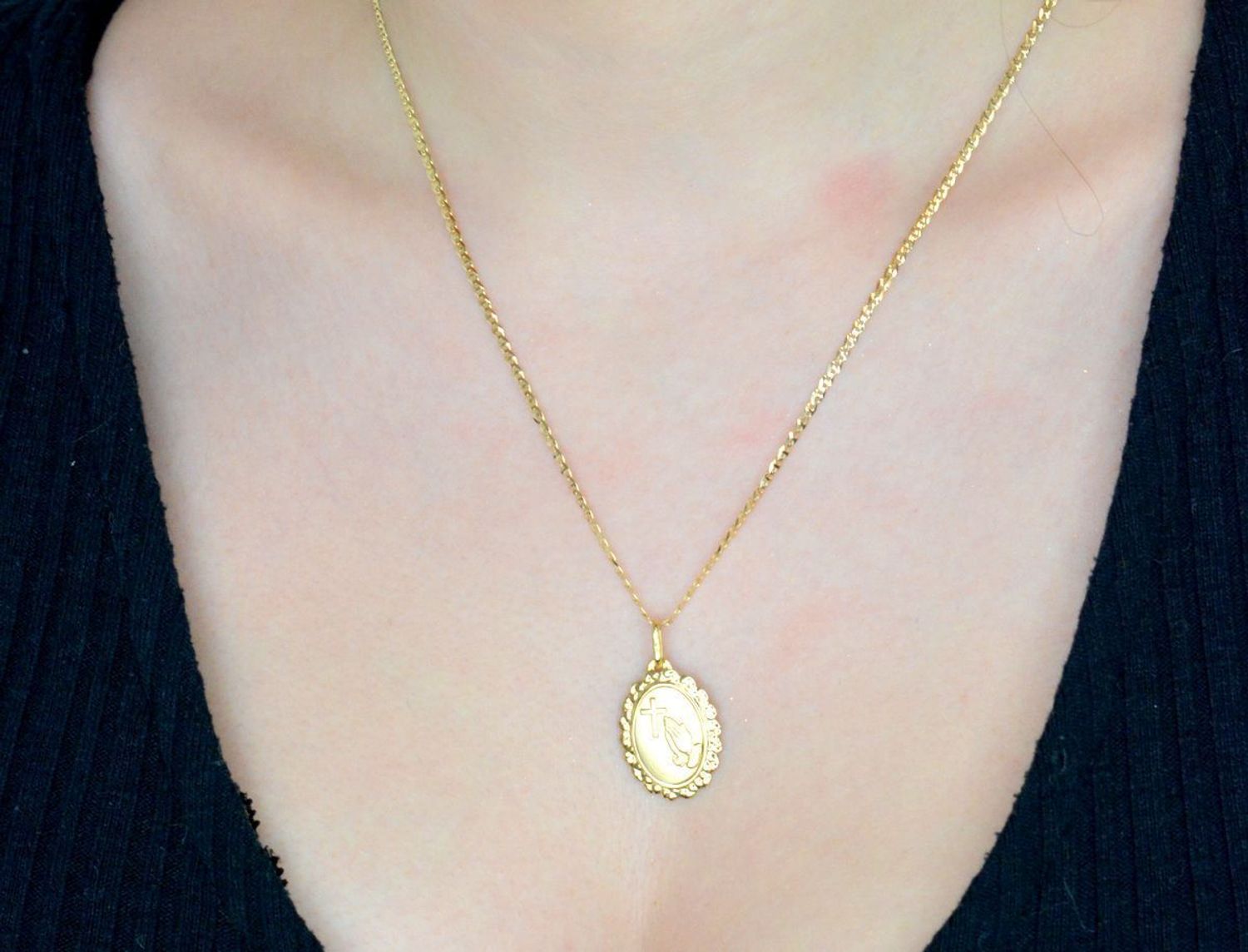 Złota zawieszka medalik z krzyżem i ręce złożone do modlitwy próba 585 A6ZOPE911 PE214897.jpg